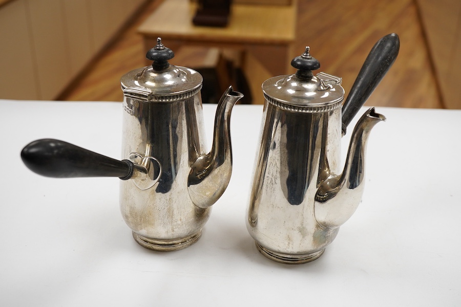 A George V silver café au lait pair, by Goldsmiths & Silversmiths Co Ltd, London, 1922, height 16.5cmm gross weight 20.3oz.